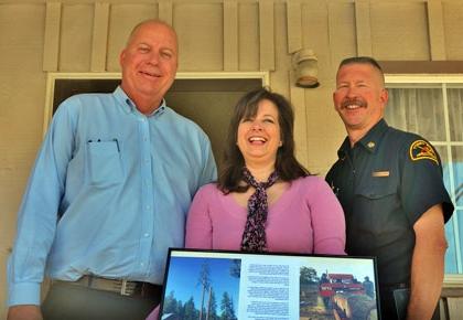 主管沙发 and 消防队长 make presentation of office furniture to Mountain Communities Chamber of Commerce Executive Director Rachel Unell